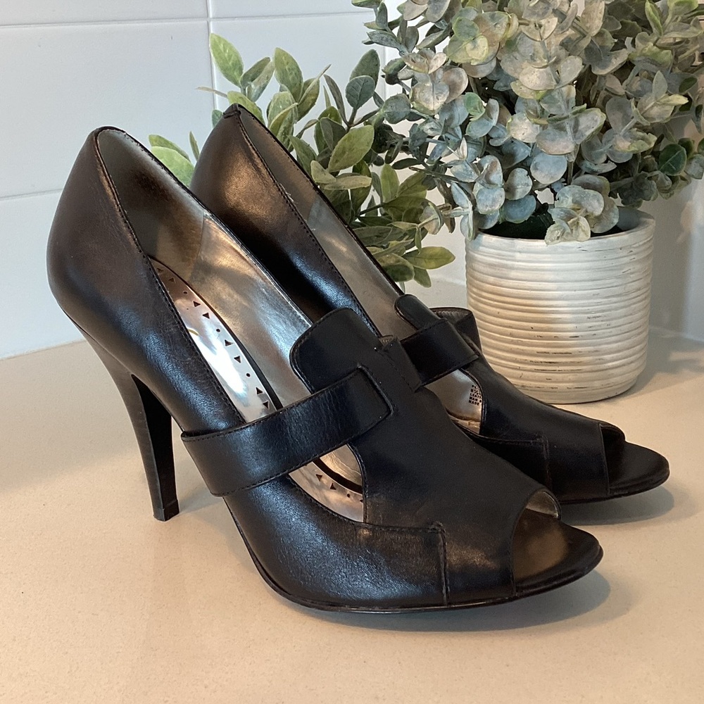 BCBG Paris Elegant Black Leather Women's T-Strap Heels Sz 8.5